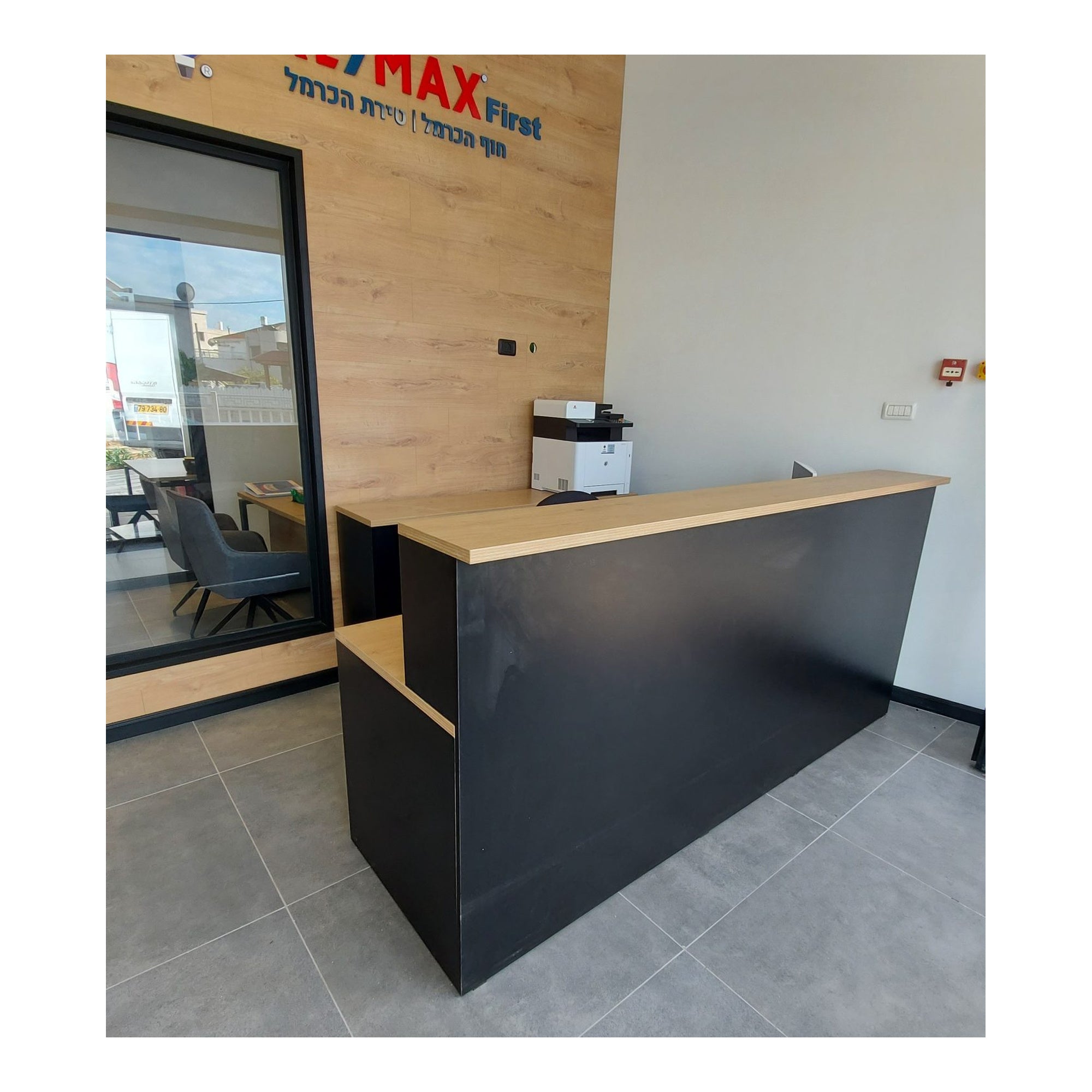 דלפק קבלה באורך 240 מטר remax