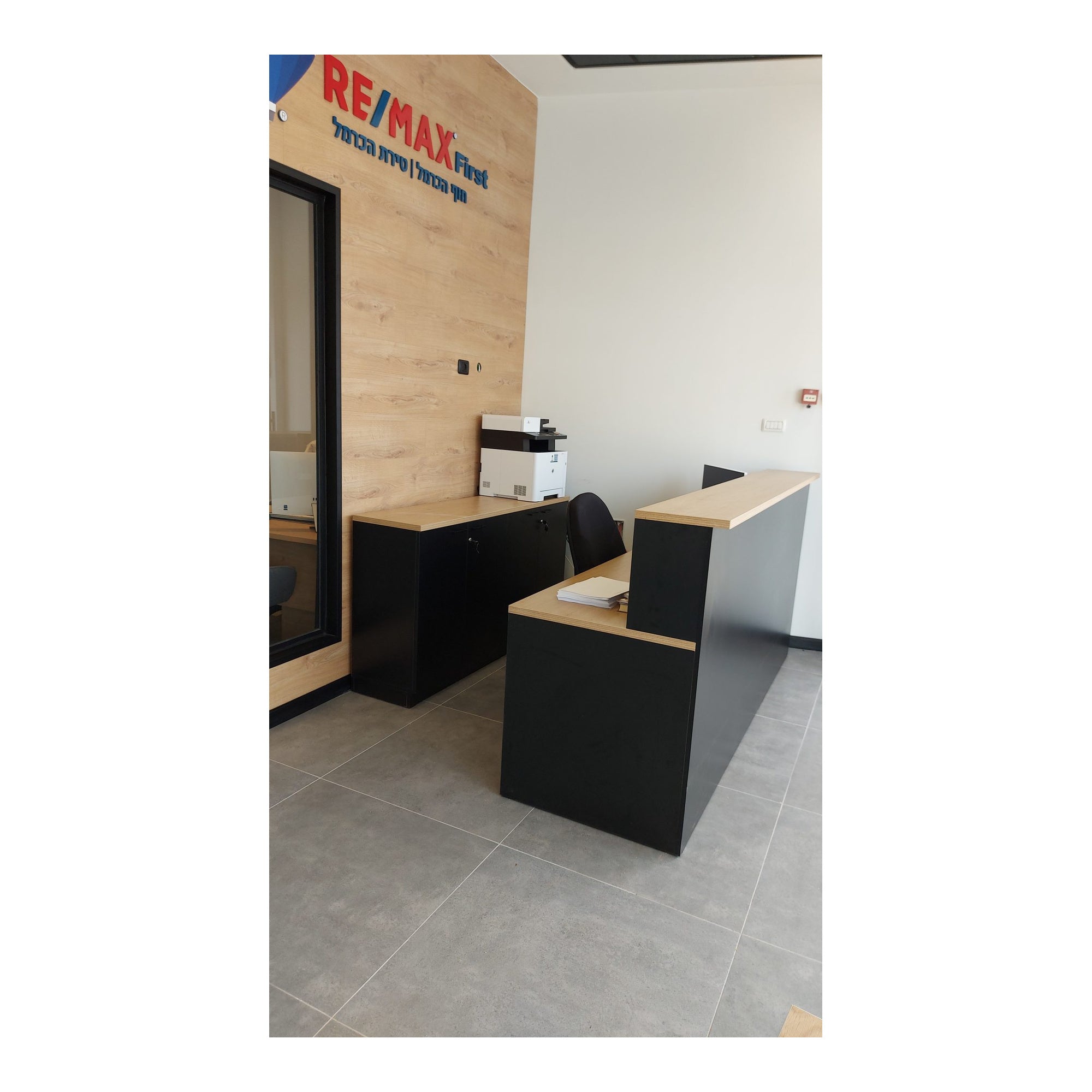דלפק קבלה באורך 240 מטר remax