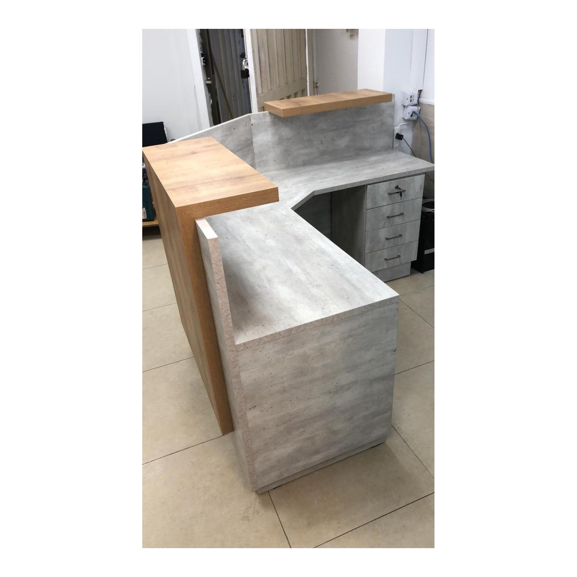 דלפק קבלה פינתי במידות לפי הזמנה + 2 רוכבים