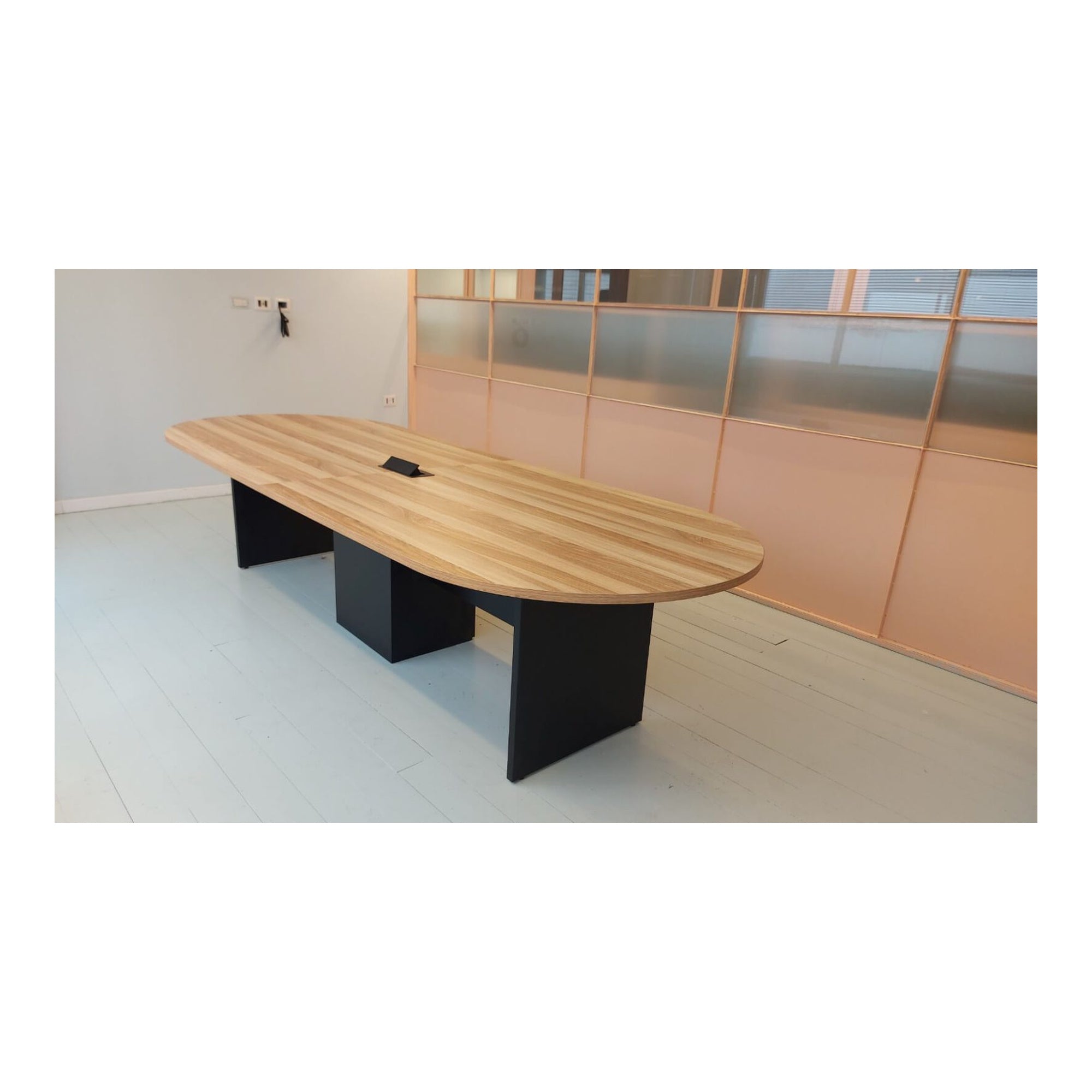 שולחן ישיבות אליפסה במידה 400X120 ס"מ צבע אלון בשילוב שחור כולל ארון תקשורת